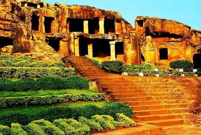 Tour de medio día de cuevas y museo tribal