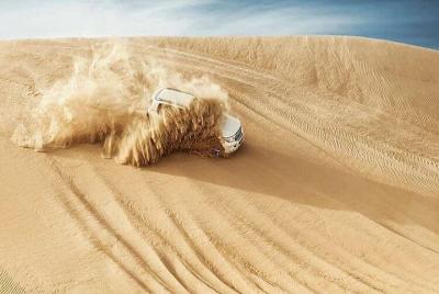 Safari por la mañana en el desierto con trekking en camello