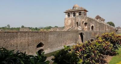 Tour de 2 días desde Mumbai a la maravilla arquitectónica de Mandu Tour de 2 días desde Mumbai a la maravilla arquitectónica de Mandu