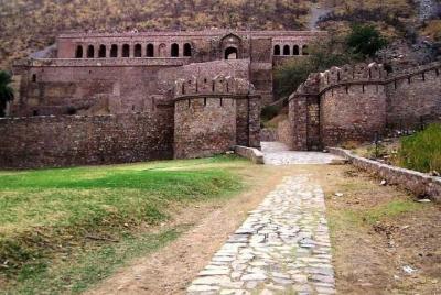 Excursión de un día a la fortaleza embrujada de Bhangarh en Jaipu