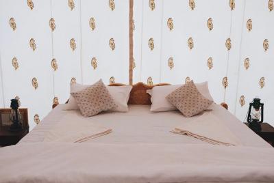 Camping de lujo durante la noche en Jaisalmer