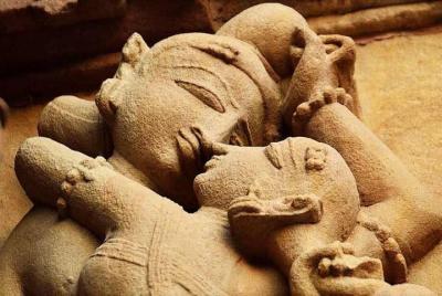 Templos eróticos de Khajurahi y cascadas fascinantes
