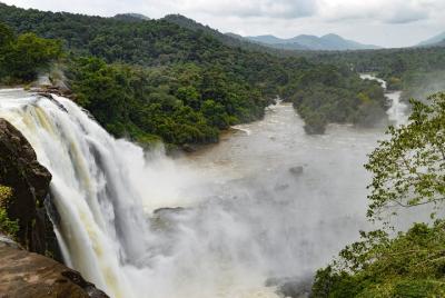 Viaje de un día a Athirapally desde Kochi. Viaje de un día a Athirapally desde Kochi.
