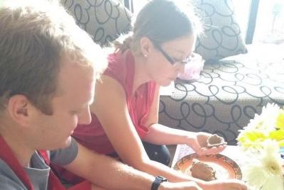 Cocina y cena con un local en Lucknow Cocina y cena con un local en Lucknow