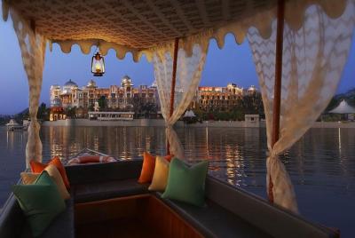Traslado privado de ida desde Mount Abu a Udaipur en vehículo de CA Traslado privado de ida desde Mount Abu a Udaipur en vehículo de CA