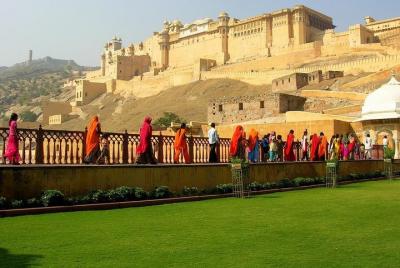Traslado privado de ida de Mount Abu a Jaipur en vehículo de CA Traslado privado de ida de Mount Abu a Jaipur en vehículo de CA