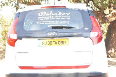 Transferencia privada de aire acondicionado Mount Abu a Udaipur (6 Seat A / c Suv) Transferencia privada de aire acondicionado Mount Abu a Udaipur (6 Seat A / c Suv)