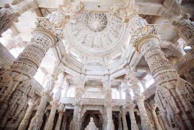 Suelta la ciudad de Jodhpur con el templo Bullet Baba y el templo Ranakpur desde el monte Abu Suelta la ciudad de Jodhpur con el templo Bullet Baba y el templo Ranakpur desde el monte Abu