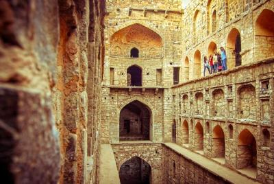 La excursión de medio día a Delhi incluye Jantar Mantar, Agrasen  La excursión de medio día a Delhi incluye Jantar Mantar, Agrasen