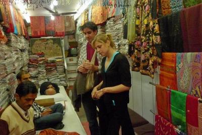 Tour de compras de medio día por Delhi: una experiencia guiada Tour de compras de medio día por Delhi: una experiencia guiada