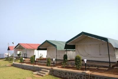 Tienda de campaña suiza en Bhor