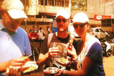 Food Walk Tour Pune (2 horas de caminata guiada de degustación de alimentos) Food Walk Tour Pune (2 horas de caminata guiada de degustación de alimentos)