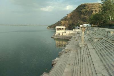 Visita el lago Rajsamand, Udaipur: una excursión guiada de un día