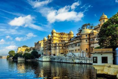 Excursión turística de día completo a Udaipur con guía y transpor