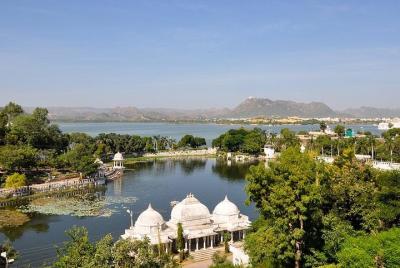 Udaipur: tour de día completo por la ciudad con paseo en bote en 