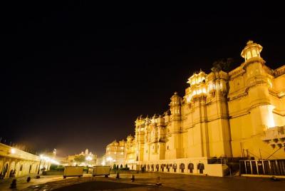 Espectáculo de luz y sonido del palacio de la ciudad de Udaipur c