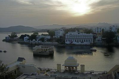 Experiencia guiada de Ghat Walk con paseo en bote en Udaipur con 