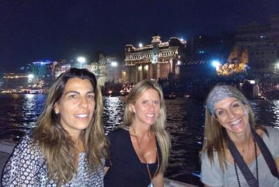 Excursión de día completo a Varanasi y Sarnath para una mujer que Excursión de día completo a Varanasi y Sarnath para una mujer que