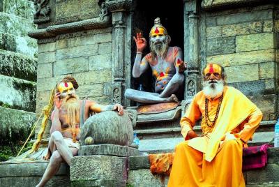 El tour privado de Holi de Varanasi incluye paseo en bote, guía y El tour privado de Holi de Varanasi incluye paseo en bote, guía y