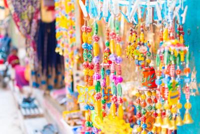 Bazar Walk, Varanasi: una visita guiada en un automóvil privado Bazar Walk, Varanasi: una visita guiada en un automóvil privado
