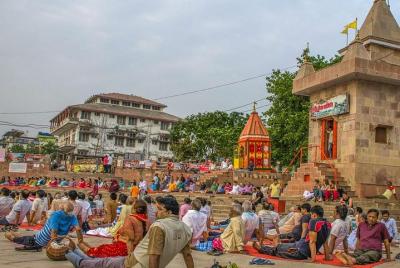 Sesión de yoga a lo largo del sagrado río Ganges en Varanasi Sesión de yoga a lo largo del sagrado río Ganges en Varanasi