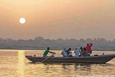 Mañana barco con parte antigua de la ciudad.
