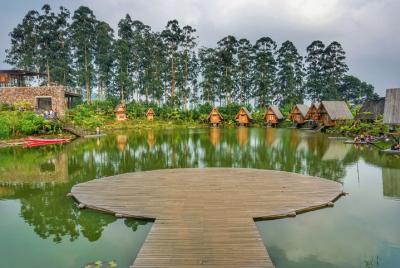 Excursión privada de día completo de Bandung a Bamboo Village y W Excursión privada de día completo de Bandung a Bamboo Village y W
