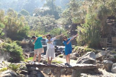 Excursión privada de senderismo y glamping junto al lago Kawah Re Excursión privada de senderismo y glamping junto al lago Kawah Re