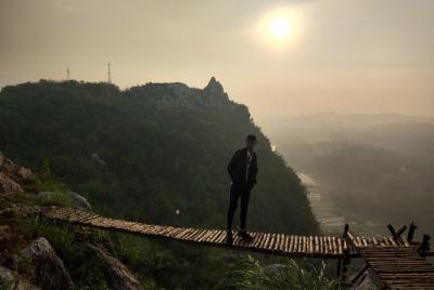 Tour privado guiado al amanecer de Sanghyang Heuleut desde Bandun Tour privado guiado al amanecer de Sanghyang Heuleut desde Bandun