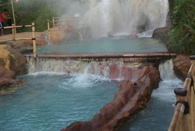 Tour privado Tour desde el cráter Tangkuban Perahu y las aguas te Tour privado Tour desde el cráter Tangkuban Perahu y las aguas te