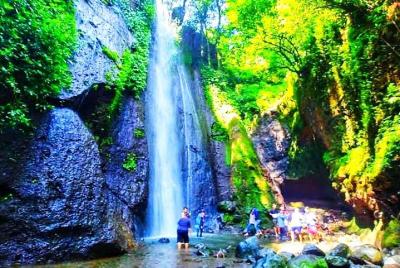 Cascadas y aguas termales de Yakarta Cascadas y aguas termales de Yakarta