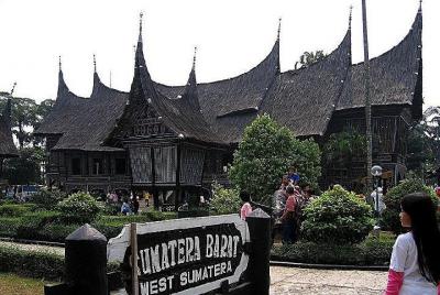 Tour privado: Taman Mini Indonesia Indah y Bird Park de Yakarta