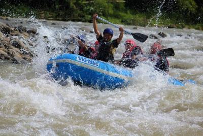 Rafting en el río de aguas blancas de Kiulu Rafting en el río de aguas blancas de Kiulu