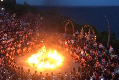 Templo privado de Uluwatu, tour nocturno de baile de fuego de Kec
