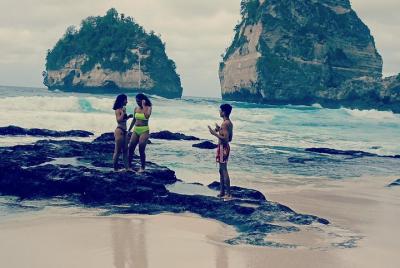 Servicios turísticos y de transporte.