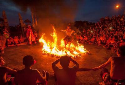 Kecak & Fire Dance con romántica vista al atardecer