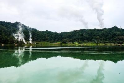 Tour privado de Manado a Woloan Village, Tondano Lake y Minahasa 