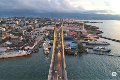 Excursión privada personalizada de día completo a Manado con cond