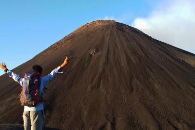 Excursión privada al norte de Sulawesi en la montaña del volcán S
