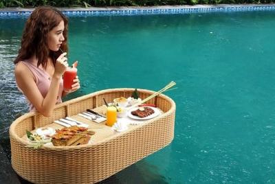 Piscina flotante de Bali Almuerzo en el restaurante con vista a l Piscina flotante de Bali Almuerzo en el restaurante con vista a l