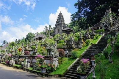 Explorando la gran naturaleza de Bali hasta el hermoso volcán Bat Explorando la gran naturaleza de Bali hasta el hermoso volcán Bat
