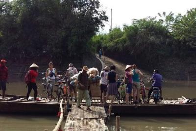 Paseo en bicicleta por el pueblo de Surakarta