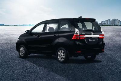 Traslado privado al aeropuerto de Semarang con conductor de habla