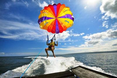 Parasailing Adventure, Banana Boat & Jet Ski Experience en Tanjun
