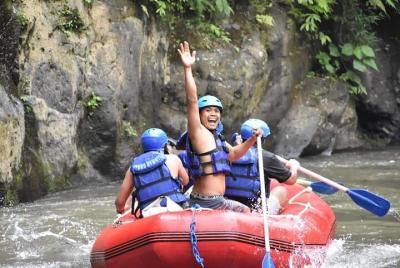 Aventura privada de rafting en aguas bravas de medio día en Ubud