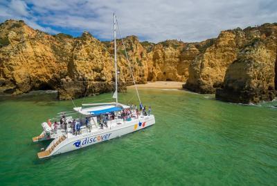 Crucero de medio día por la Costa Dorada de Lagos con almuerzo
