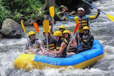 Rafting en aguas blancas del río Ayung con guía profesional