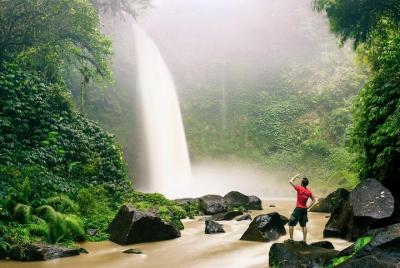 Tour en grupo pequeño por el templo Ulun Danu y la cascada Nungnu