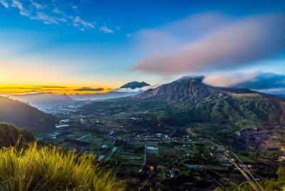Tour de día completo por Ubud y Mount Batur Bali + aguas termales