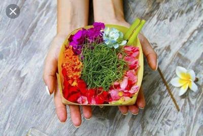 Fabricación de ofrendas balinesas